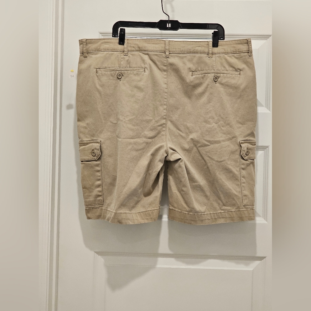St. John's Bay 6-Pocket Cargo Shorts Classic Style, EUC, Size Waist 42 - Picture 3 of 3